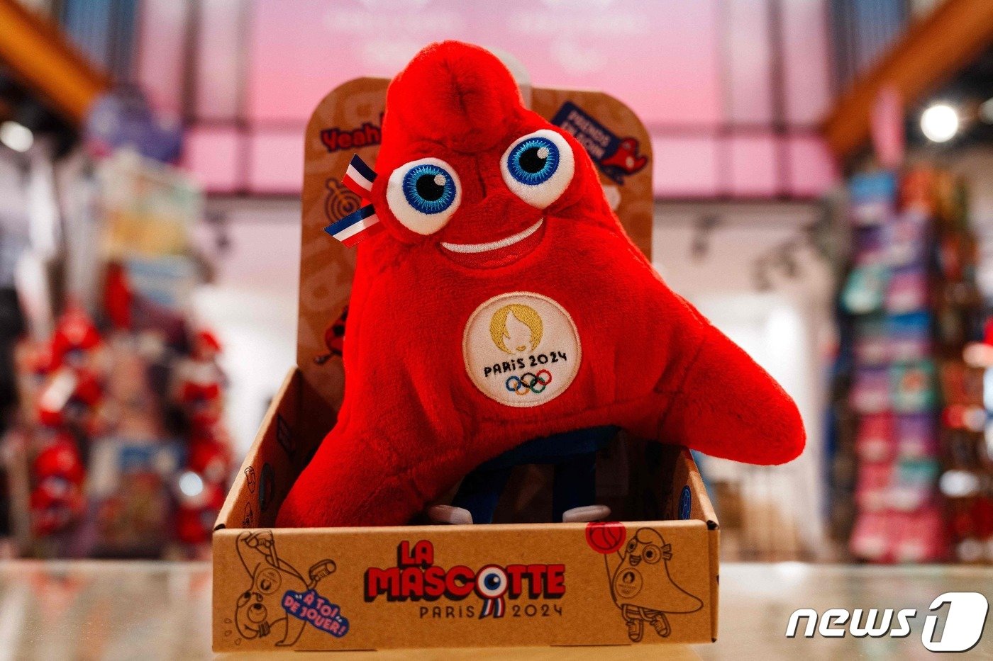 본문 이미지 - 2024 파리 올림픽의 마스코트는 자유의 모자를 형상화한 '프리주'다. ⓒ AFP=뉴스1