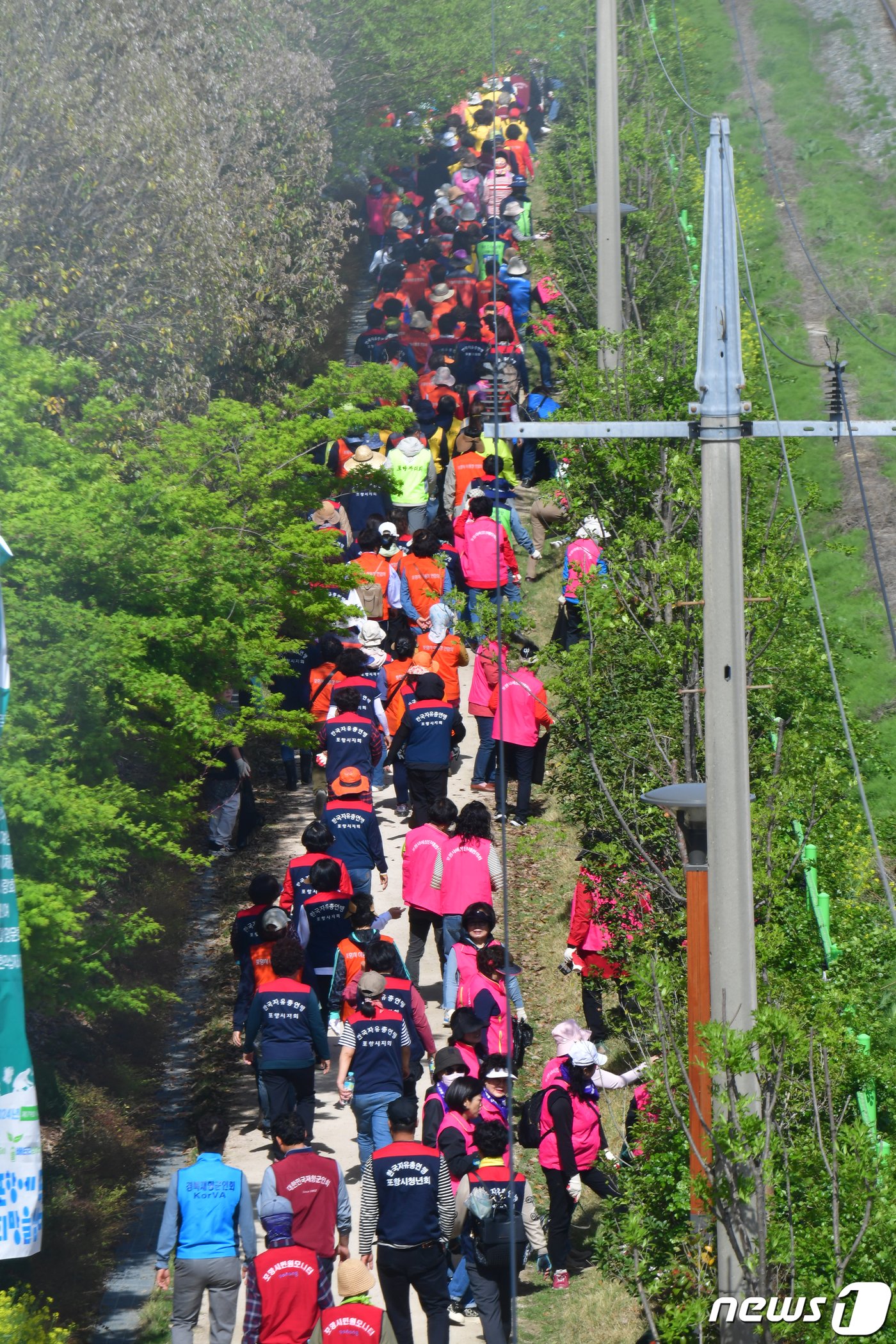 16일 오후 경북 포항시 연일읍 유강리에서 열린 &#39;시민손으로 함께 가꾸는 녹색도시&#39; 2024 포항희망 숲 나무심기행사에 참여한 시민들이 나무를 심기 위해 정해진 구역으로 이동하고 있다. 2024.4.16/뉴스1 ⓒ News1 최창호 기자