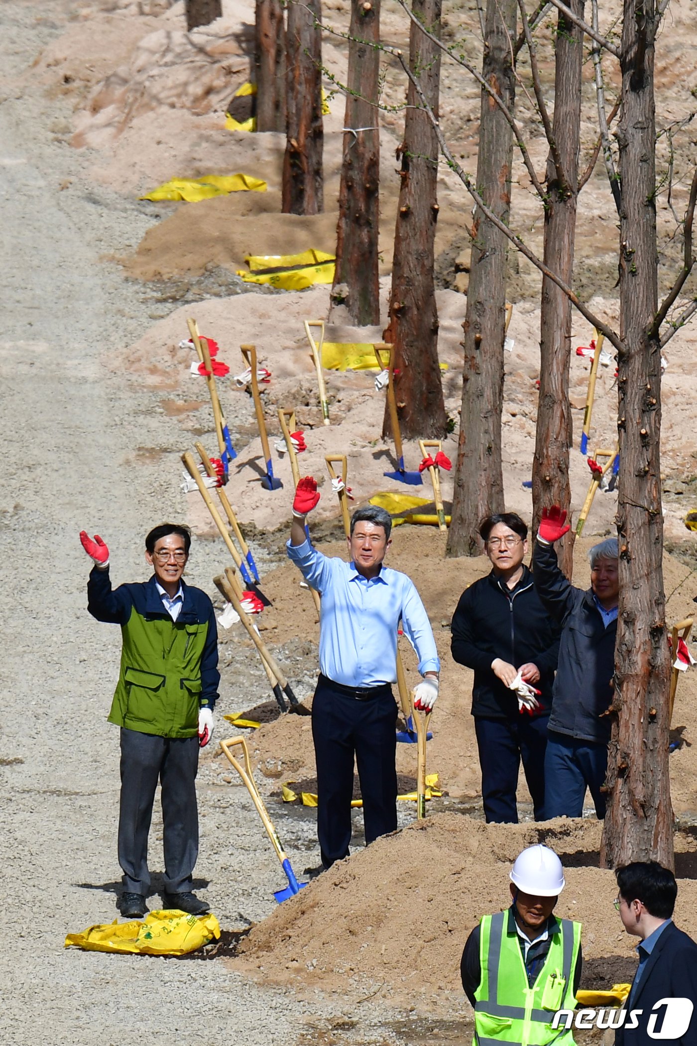 이강덕 경북 포항시장&#40;왼쪽 두번째&#41;과 백인규 시의장&#40;오른쪽&#41;이 16일 오후남구 연일읍 유강리에서 열린 &#39;시민손으로 함께 가꾸는 녹색도시&#39; 2024 포항희망 숲 나무심기 행사에서 식수를 마친 후 시민들에게 손을 흔들어 인사하고 있다. 2024.4.16/뉴스1 ⓒ News1 최창호 기자