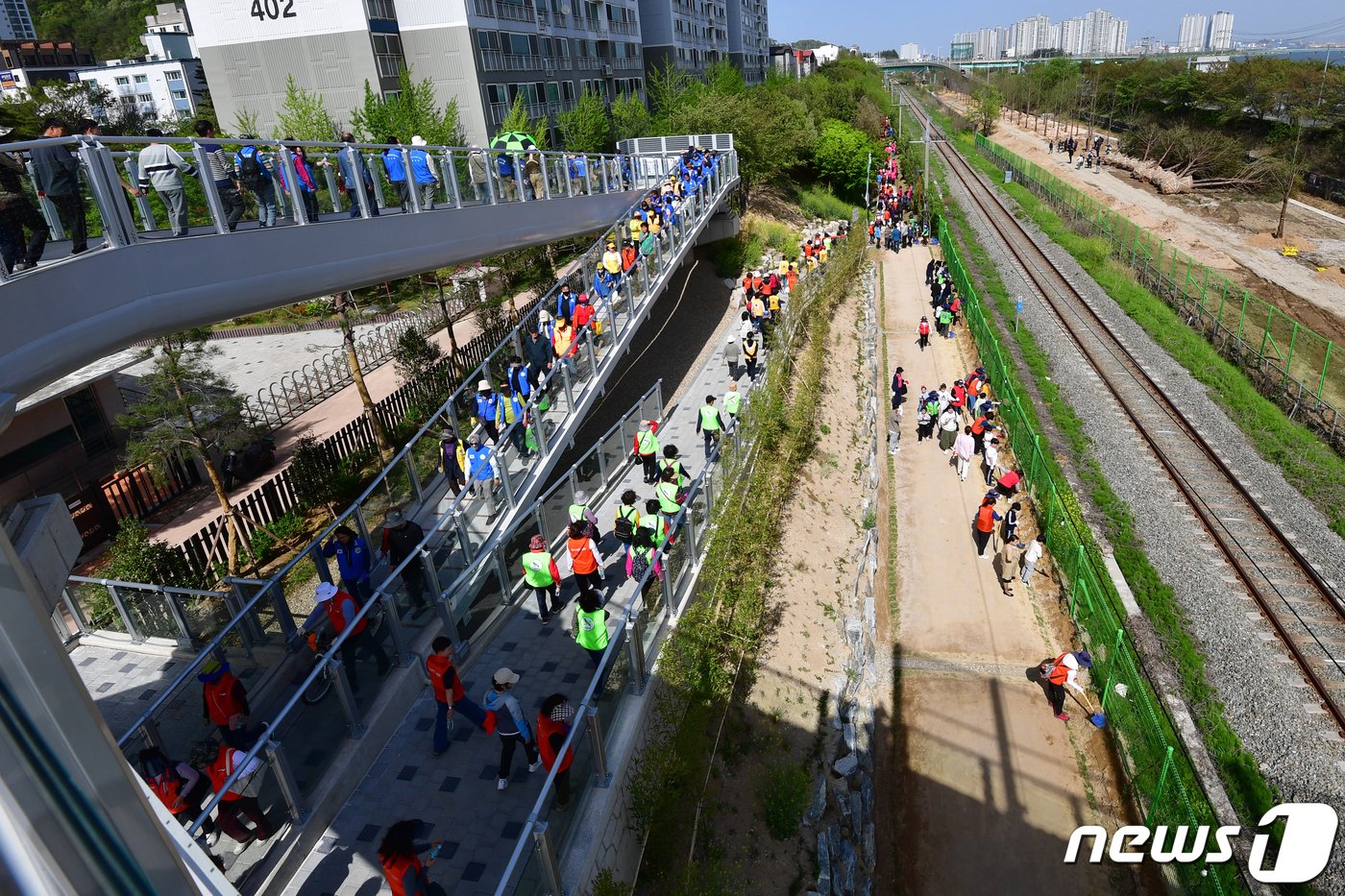 16일 오후 경북 포항시 연일읍 유강리에서 열린 &#39;시민손으로 함께 가꾸는 녹색도시&#39; 2024 포항희망 숲 나무심기행사에 참여한 시민들이 나무를 심기 위해 형산강 상생 인도교를 건너고 있다. .2024.4.16/뉴스1 ⓒ News1 최창호 기자