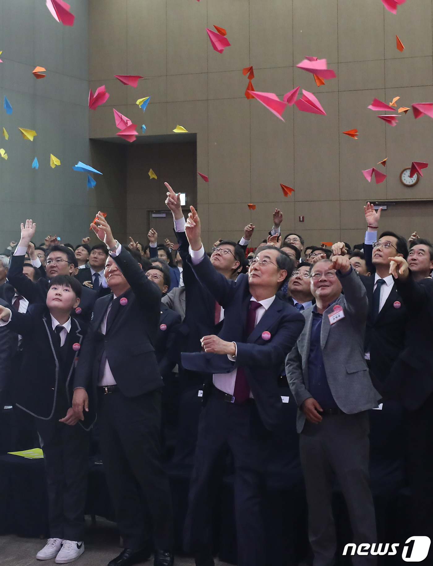 (세종=뉴스1) 김기남 기자 = 한덕수 국무총리가 16일 오후 세종시 어진동 정부세종컨벤션센터에서 열린 '국민안전의 날' 기념식에서 참석자들과 함께 국민안전 약속 퍼포먼스로 종이비 …