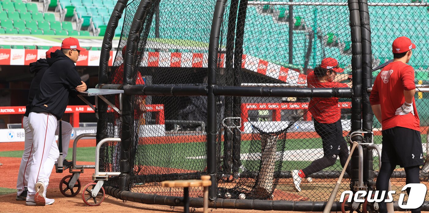 본문 이미지 - 16일 오후 인천시 미추홀구 문학동 SSG랜더스필드에서 열리는 프로야구 '2024 신한 SOL 뱅크 KBO리그' KIA 타이거즈와 SSG 랜더스의 경기를 앞두고 SSG 이숭용 감독이 최정의 연습 배팅을 지켜보고 있다. 2024.4.16/뉴스1 ⓒ News1 김진환 기자