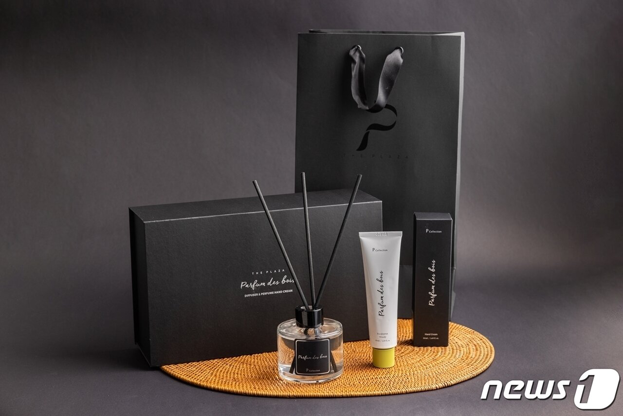 본문 이미지 - 한화호텔앤드리조트 더 플라자의 디퓨저와 퍼퓸 핸드크림 제품.&#40;한화호텔앤드리조트 제공&#41; ⓒ News1