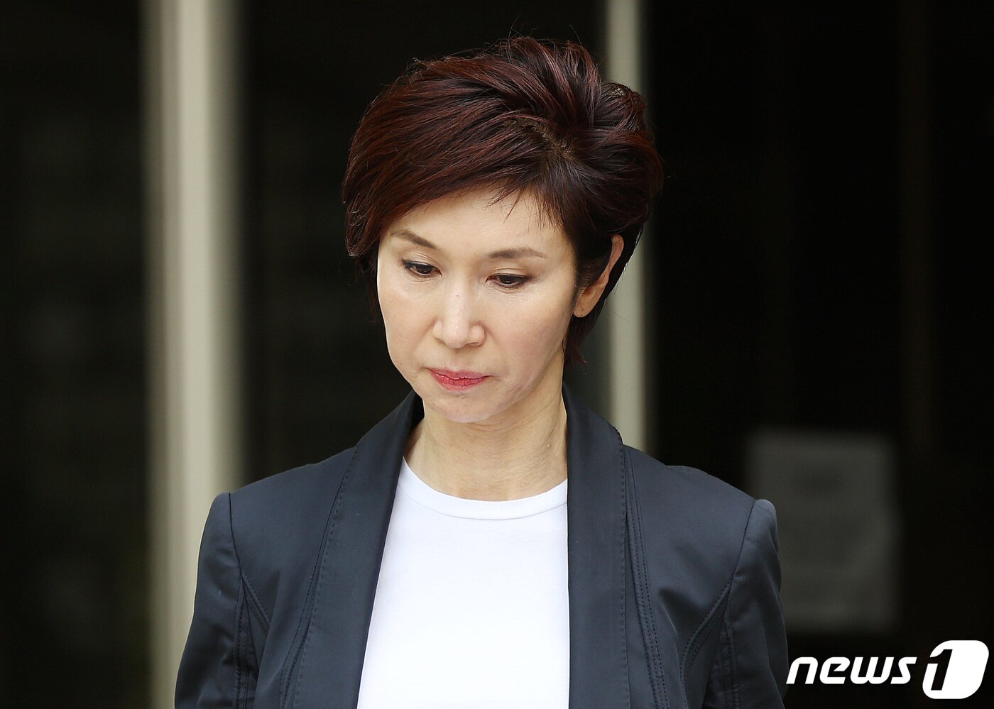 본문 이미지 - 노소영 아트센터 나비 관장이 16일 오후 서울 서초구 고등법원에서 열린 최태원 SK그룹 회장과의 이혼 관련 항소심 변론을 마친 뒤 법원을 나서고 있다. 2024.4.16/뉴스1 ⓒ News1 박지혜 기자