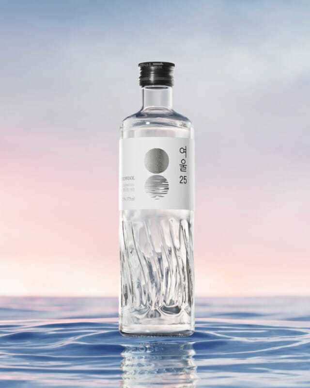 본문 이미지 - 롯데칠성음료 프리미엄 증류식 소주 '여울'(롯데칠성음료 제공)