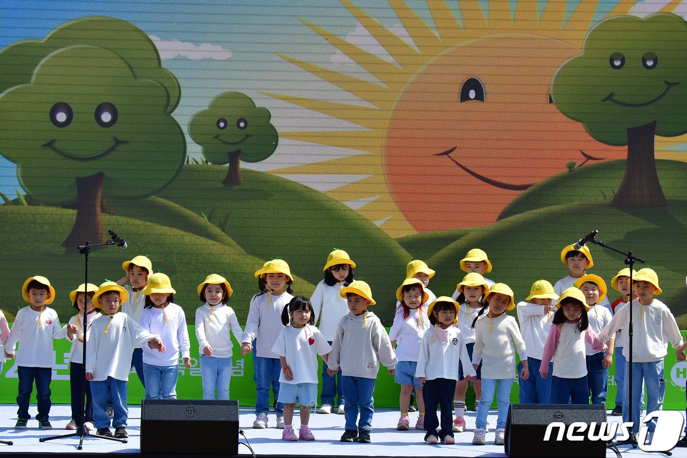  16일 오후 경북 포항시 연일읍 유강리에서 열린 &#39;시민손으로 함께 가꾸는 녹색도시&#39; 2024 포항희망 숲 나무심기 행사에서 어린이들이 축하공연을 하고 있다. 2024.4.16/뉴스1 ⓒ News1 최창호 기자 