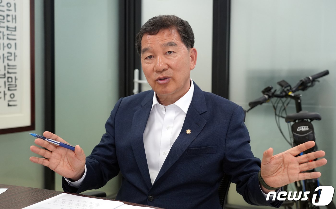 본문 이미지 - 신정훈 더불어민주당 나주·화순 당선인이 16일 나주 사무소에서 뉴스1과 인터뷰를 갖고 있다.(신정훈 의원실 제공) /뉴스1