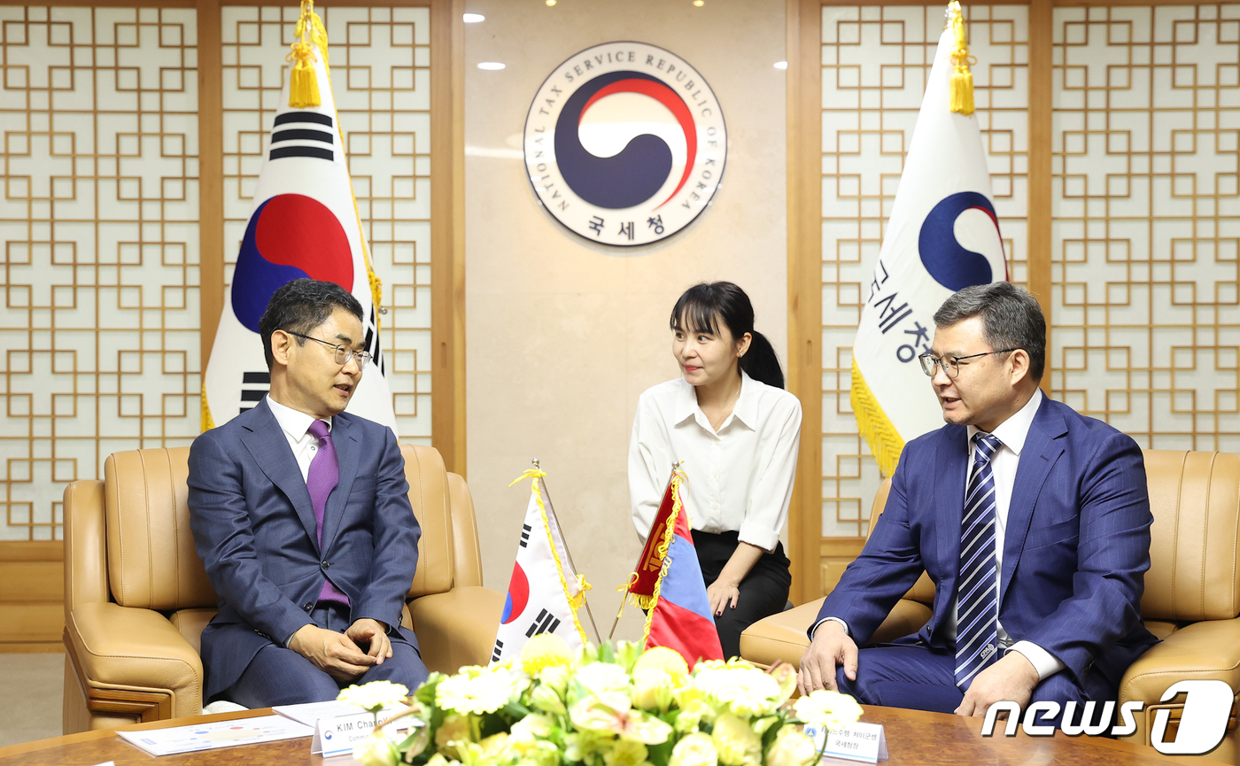 (서울=뉴스1) = 김창기 국세청장과 치미드수렝 처이군셍 몽골 국세청장이 16일 서울지방국세청에서 열린 제13차 한·몽골 국세청장 회의에서 대화하고 있다. (국세청 제공). 202 …