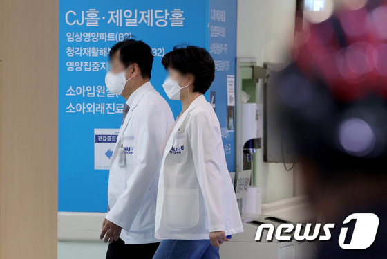 비대위 전체총회 향하는 서울대병원 의료진