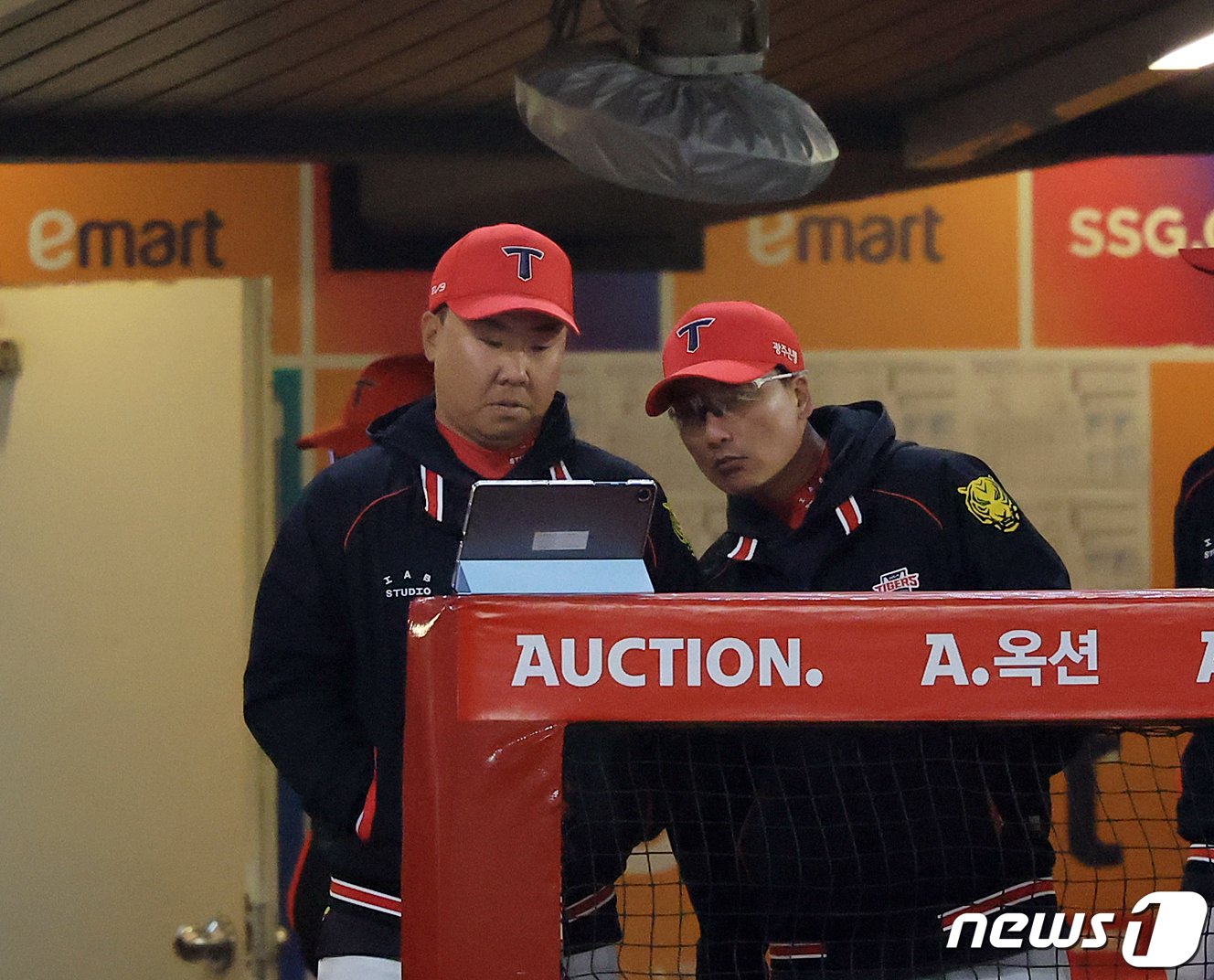 본문 이미지 - 16일 오후 인천시 미추홀구 문학동 SSG랜더스필드에서 열린 프로야구 '2024 신한 SOL 뱅크 KBO리그' KIA 타이거즈와 SSG 랜더스의 경기, KIA 이범호 감독과 정재훈 투수코치(오른쪽)가 4회말 2사 1,2루에서 더그아웃에 비치된 ABS 판정 결과가 나오는 태블릿 PC를 확인하고 있다. 2024.4.16/뉴스1 ⓒ News1 김진환 기자