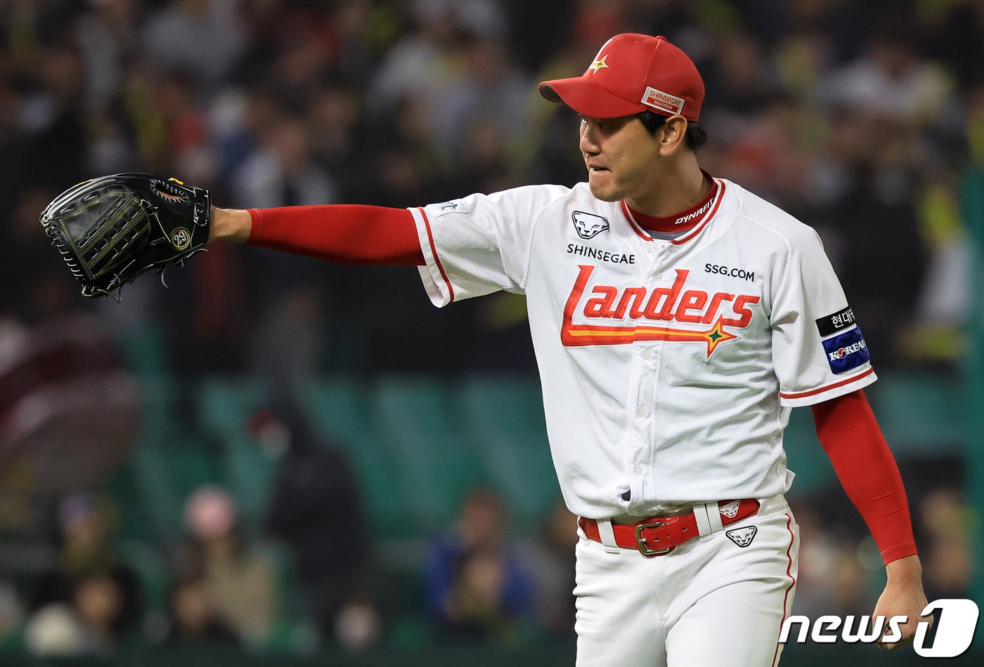 본문 이미지 - 16일 오후 인천시 미추홀구 문학동 SSG랜더스필드에서 열린 프로야구 '2024 신한 SOL 뱅크 KBO리그' KIA 타이거즈와 SSG 랜더스의 경기, SSG 선발 김광현이 5회초 2사 1루에서 KIA 최원준의 도루를 저지한 포수 이지영을 향해 고마움의 제스처를 취하고 있다. 2024.4.16/뉴스1 ⓒ News1 김진환 기자