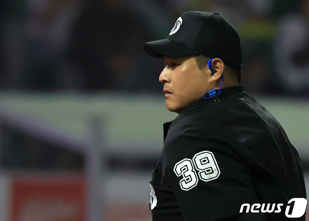 본문 이미지 - 16일 오후 인천시 미추홀구 문학동 SSG랜더스필드에서 열린 프로야구 '2024 신한 SOL 뱅크 KBO리그' KIA 타이거즈와 SSG 랜더스의 경기, ABS 판정 시스템 수신 장비를 착용한 구명환 구심이 5회말 SSG 공격을 앞두고 그라운드 홈 플레이트 주변을 정리하고 있다. 2024.4.16/뉴스1 ⓒ News1 김진환 기자