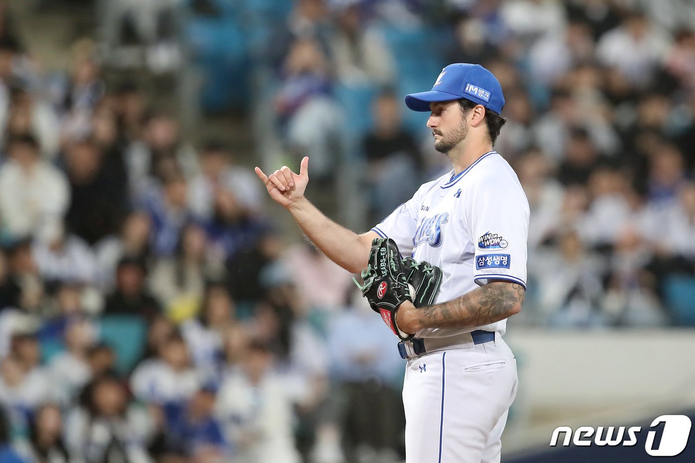 16일 오후 대구 삼성라이온즈파크에서 열린 프로야구 &#39;2024 신한 SOL 뱅크 KBO리그&#39; 두산 베어스와 삼성 라이온즈의 경기, 6회초 삼성 코너가 연속 볼넷으로 만루를 허용한 뒤 강민호 포수에게 &#39;자신있다&#39;는 사인을 보내고 있다. 2024.4.16/뉴스1 ⓒ News1 공정식 기자