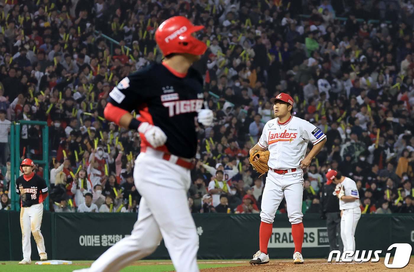 본문 이미지 - 16일 오후 인천시 미추홀구 문학동 SSG랜더스필드에서 열린 프로야구 '2024 신한 SOL 뱅크 KBO리그' KIA 타이거즈와 SSG 랜더스의 경기, SSG 한두솔이 7회초 2사 1,3루에서 KIA 고종욱에게 볼넷을 허용하며 만루가 되자 아쉬워하고 있다. 2024.4.16/뉴스1 ⓒ News1 김진환 기자