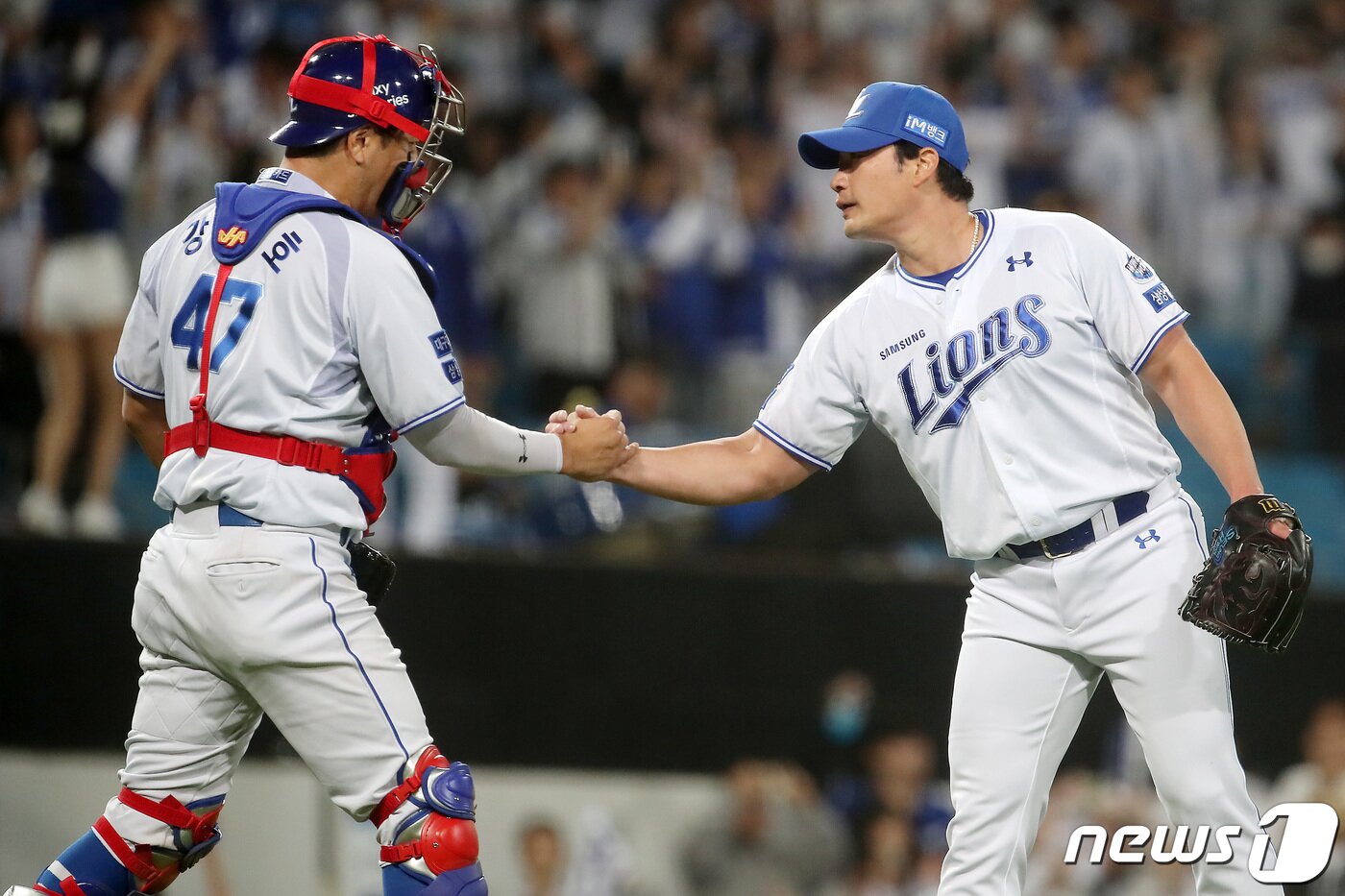 16일 오후 대구 삼성라이온즈파크에서 열린 프로야구 &#39;2024 신한 SOL 뱅크 KBO리그&#39; 두산 베어스와 삼성 라이온즈의 경기, 9회초 등판해 7대 5 승리를 지켜낸 삼성 마무리 오승환과 강민호 포수가 기뻐하고 있다. 2024.4.16/뉴스1 ⓒ News1 공정식 기자