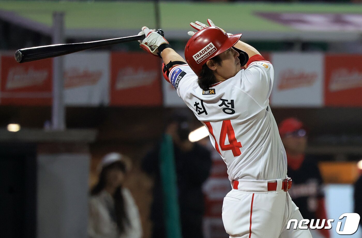 본문 이미지 - SSG 랜더스 최정은 23일 열리는 2024 KBO리그 사직 롯데 자이언츠전에 3번 타자 3루수로 선발 출전, 통산 홈런 신기록에 도전한다. 2024.4.16/뉴스1 ⓒ News1 김진환 기자