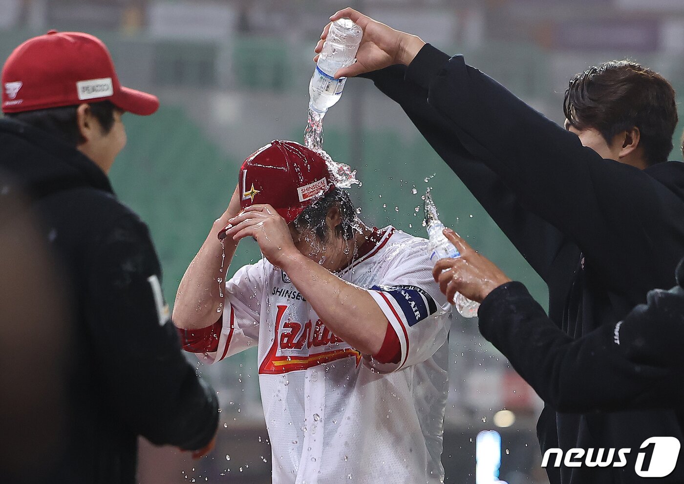 16일 오후 인천시 미추홀구 문학동 SSG랜더스필드에서 열린 프로야구 &#39;2024 신한 SOL 뱅크 KBO리그&#39; KIA 타이거즈와 SSG 랜더스의 경기 종료 후 이승엽 현 두산 감독의 통산 477호 홈런과 동률을 이룬 SSG 최정이 팀 동료들에게 물 세례를 받고 있다. 2024.4.16/뉴스1 ⓒ News1 김진환 기자