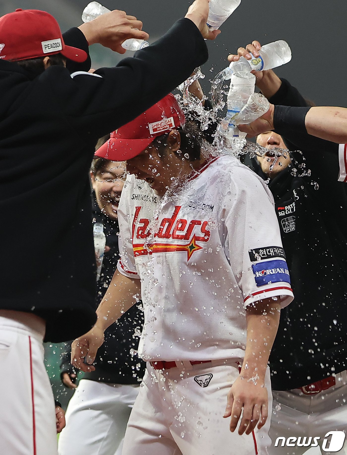 본문 이미지 - 16일 오후 인천시 미추홀구 문학동 SSG랜더스필드에서 열린 프로야구 '2024 신한 SOL 뱅크 KBO리그' KIA 타이거즈와 SSG 랜더스의 경기 종료 후 이승엽 현 두산 감독의 통산 477호 홈런과 동률을 이룬 SSG 최정이 팀 동료들에게 물 세례를 받고 있다. 2024.4.16/뉴스1 ⓒ News1 김진환 기자