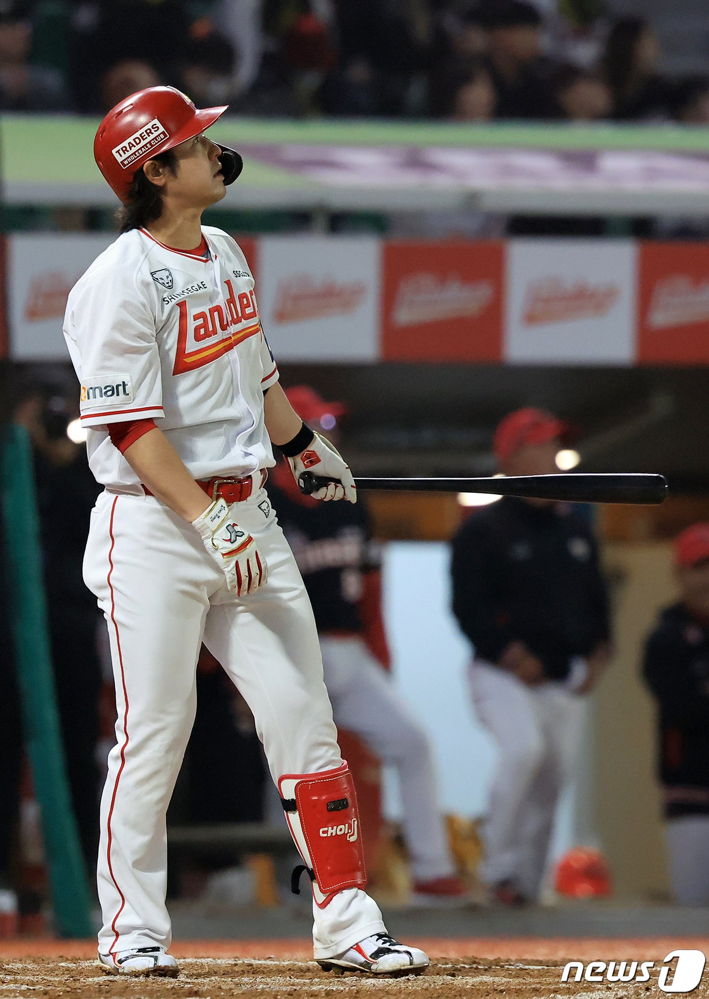 본문 이미지 - 16일 오후 인천시 미추홀구 문학동 SSG랜더스필드에서 열린 프로야구 '2024 신한 SOL 뱅크 KBO리그' KIA 타이거즈와 SSG 랜더스의 경기, SSG 최정이 9회말 2사 극적인 동점 홈런을 치고 있다. 2024.4.16/뉴스1 ⓒ News1 김진환 기자