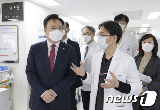 의료현장 점검하는 조규홍 장관