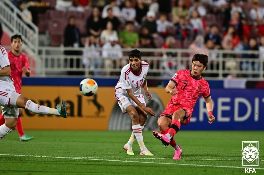 본문 이미지 - 올림픽 대표팀의 황재원이 UAE와의 U23 아시안컵 조별리그 B조 1차전에서 슈팅을 날리고 있다. (대한축구협회 제공)