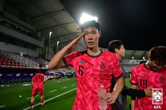 23세 이하&#40;U23&#41; 축구 대표팀 이영준이 17일&#40;한국시간&#41; 카타르 도하 압둘라 빈 칼리파 스타디움에서 열린 2024 아시아축구연맹&#40;AFC&#41; U23 아시안컵 B조 조별리그 1차전 UAE와의 경기를 마친 후 세리머니를 하고 있다.. &#40;축구협회 제공&#41; 2024.4.17/뉴스1 ⓒ News1 신웅수 기자