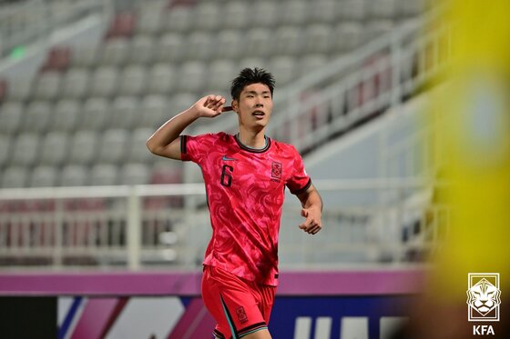 본문 이미지 - 23세 이하(U23) 축구 대표팀 이영준이 17일(한국시간) 카타르 도하 압둘라 빈 칼리파 스타디움에서 열린 2024 아시아축구연맹(AFC) U23 아시안컵 B조 조별리그 1차전 UAE와의 경기에서 득점 후 세리머니를 하고 있다.(대한축구협회 제공) 2024.4.17/뉴스1 ⓒ News1 신웅수 기자