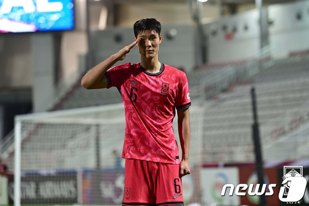 23세 이하&#40;U23&#41; 축구 대표팀 이영준이 17일&#40;한국시간&#41; 카타르 도하 압둘라 빈 칼리파 스타디움에서 열린 2024 아시아축구연맹&#40;AFC&#41; U23 아시안컵 B조 조별리그 1차전 UAE와의 경기에서 득점 후 세리머니를 하고 있다. &#40;대한축구협회 제공&#41; 2024.4.17/뉴스1 ⓒ News1 신웅수 기자