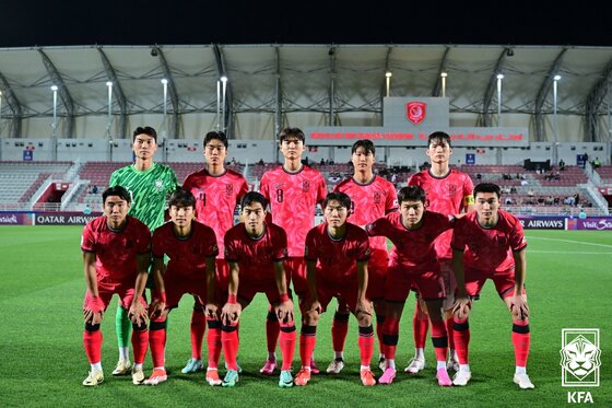 본문 이미지 - 23세 이하&#40;U23&#41; 축구 대표팀 선수들이 17일&#40;한국시간&#41; 카타르 도하 압둘라 빈 칼리파 스타디움에서 열린 2024 아시아축구연맹&#40;AFC&#41; U23 아시안컵 B조 조별리그 1차전 UAE와의 경기에서 기념 촬영을 하고 있다. &#40;축구협회 제공&#41; 2024.4.17/뉴스1 ⓒ News1 신웅수 기자