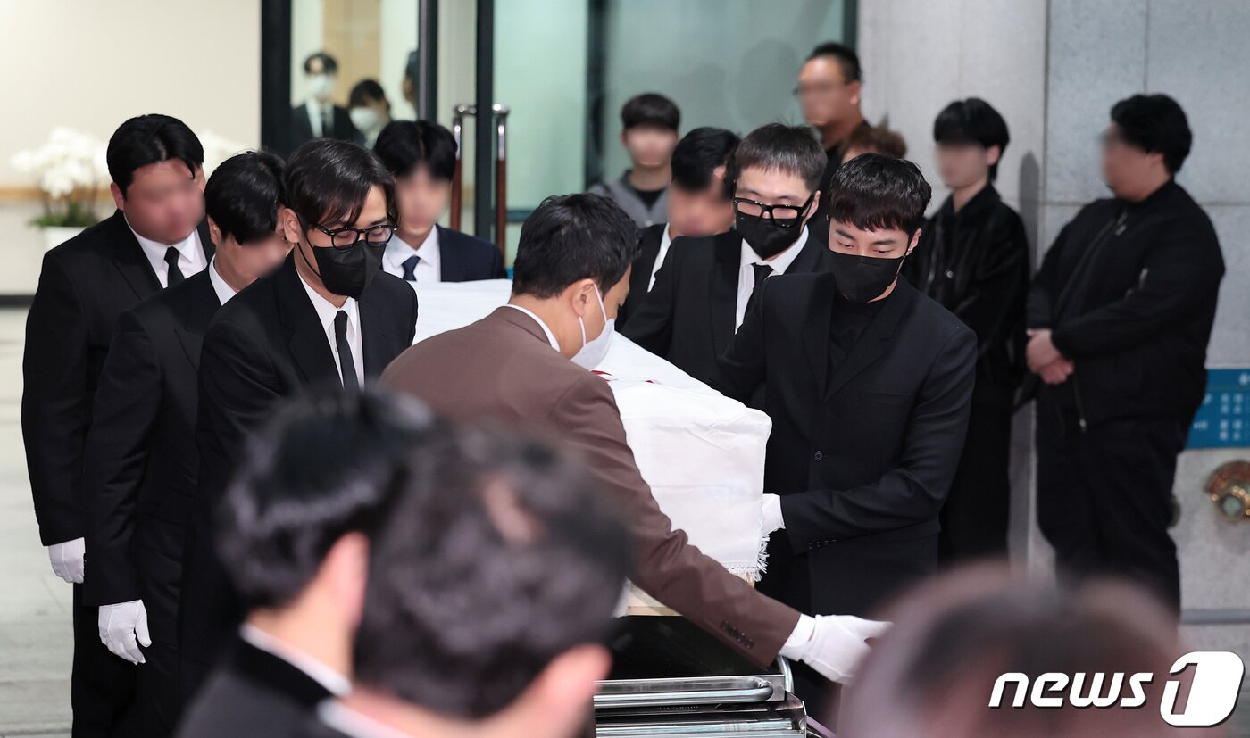 본문 이미지 - 17일 오전 서울 송파구 서울아산병원 장례식장에서 ‘슈퍼스타K2’ 출신 가수 고(故) 박보람의 발인이 엄수된 가운데, 가수 박재정, 위너 강승윤, 로이킴이 운구하고 있다. 故 박보람은 지난 11일 오후 9시 55분께 지인들과 모임 중 화장실에서 쓰러진 상태로 발견돼 병원으로 옮겨졌으나 향년 30세의 나이로 숨졌다. 2024.4.17/뉴스1 ⓒ News1 김성진 기자