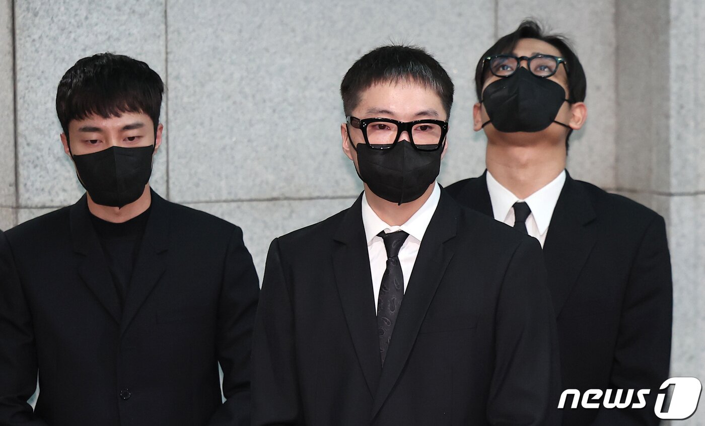 본문 이미지 - 17일 오전 서울 송파구 서울아산병원 장례식장에서 ‘슈퍼스타K2’ 출신 가수 고&#40;故&#41; 박보람의 발인이 엄수된 가운데 가수 로이킴&#40;왼쪽부터&#41;, 위너 강승윤, 박재정이 고인을 애도하고 있다. 故 박보람은 지난 11일 오후 9시 55분께 지인들과 모임 중 화장실에서 쓰러진 상태로 발견돼 병원으로 옮겨졌으나 향년 30세의 나이로 숨졌다. 2024.4.17/뉴스1 ⓒ News1 김성진 기자