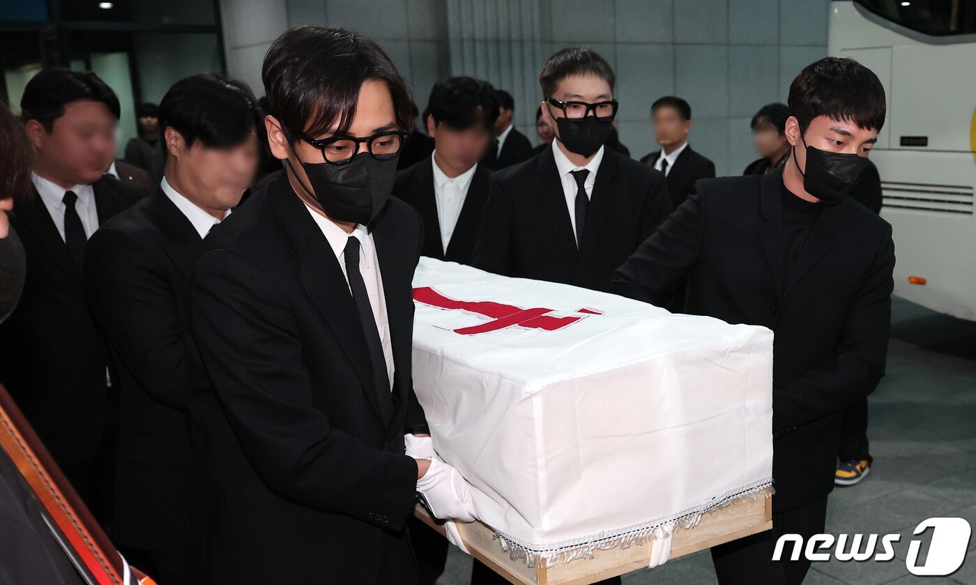 본문 이미지 - 17일 오전 서울 송파구 서울아산병원 장례식장에서 ‘슈퍼스타K2’ 출신 가수 고&#40;故&#41; 박보람의 발인이 엄수된 가운데 가수 박재정, 위너 강승윤, 로이킴이 운구하고 있다. 故 박보람은 지난 11일 오후 9시 55분께 지인들과 모임 중 화장실에서 쓰러진 상태로 발견돼 병원으로 옮겨졌으나 향년 30세의 나이로 숨졌다. 2024.4.17/뉴스1 ⓒ News1 김성진 기자