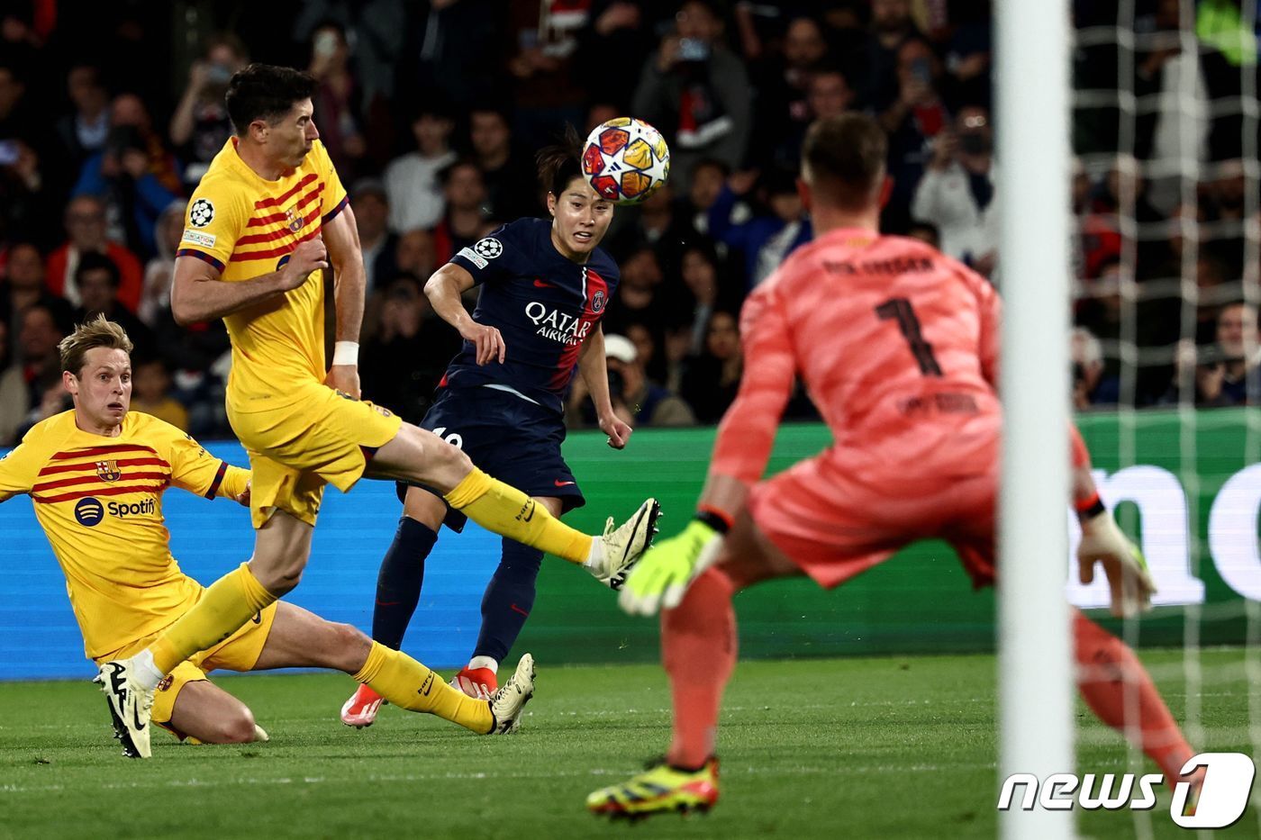 본문 이미지 - 바르셀로나와의 1차전 당시의 이강인(가운데) ⓒ AFP=뉴스1