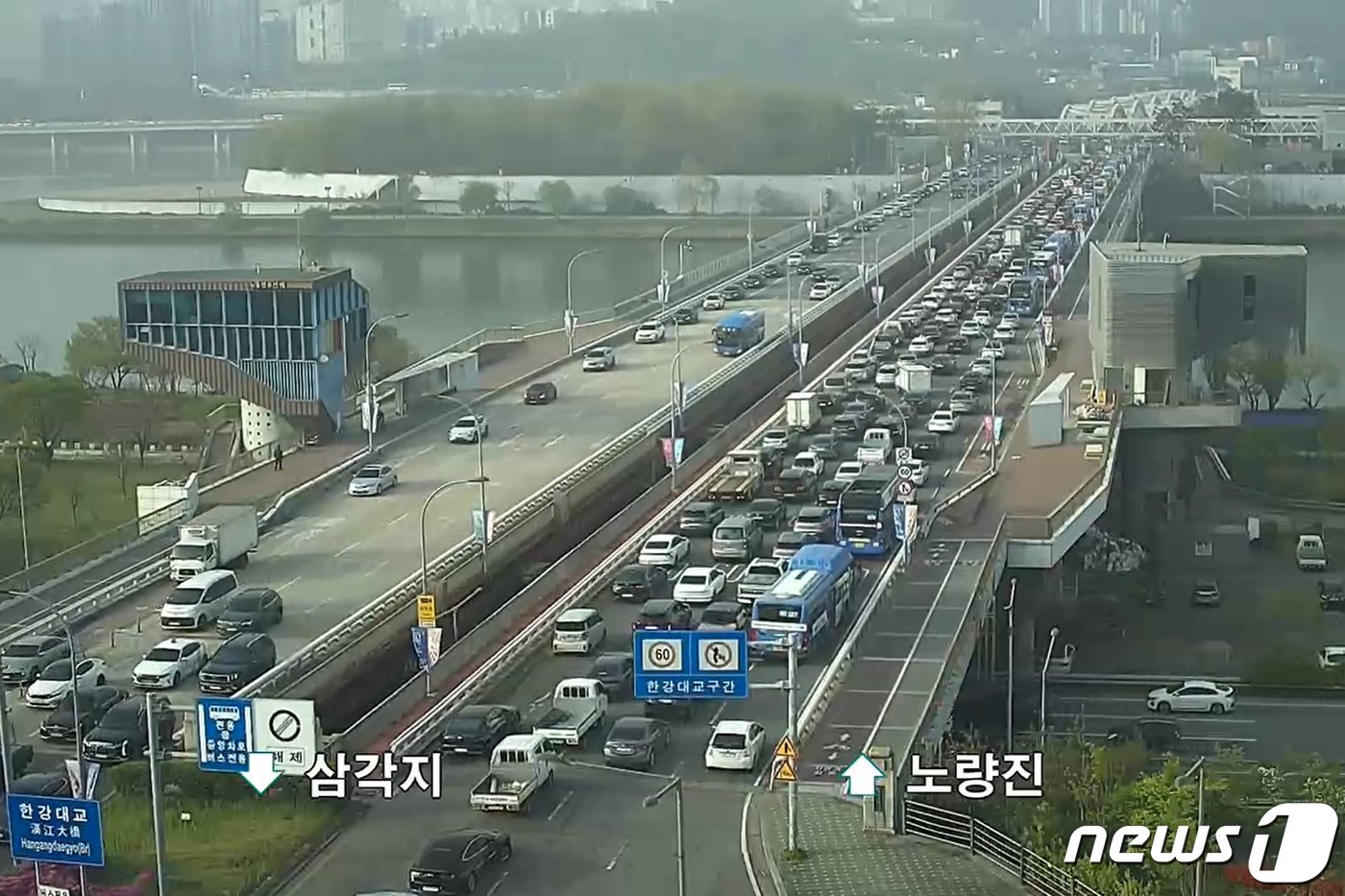 본문 이미지 - 17일 오전 서울 한강대교에서 신원을 알 수 없는 남성이 교량 위에 올라가 투신 소동을 벌이면서 출근길 정체가 빚어지고 있다. (경찰청 CCTV 캡쳐) 2024.4.17/뉴스1 ⓒ News1 신웅수 기자