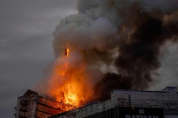[사진] 화재로 불길 휩싸인 옛 덴마크 증권거래소 건물