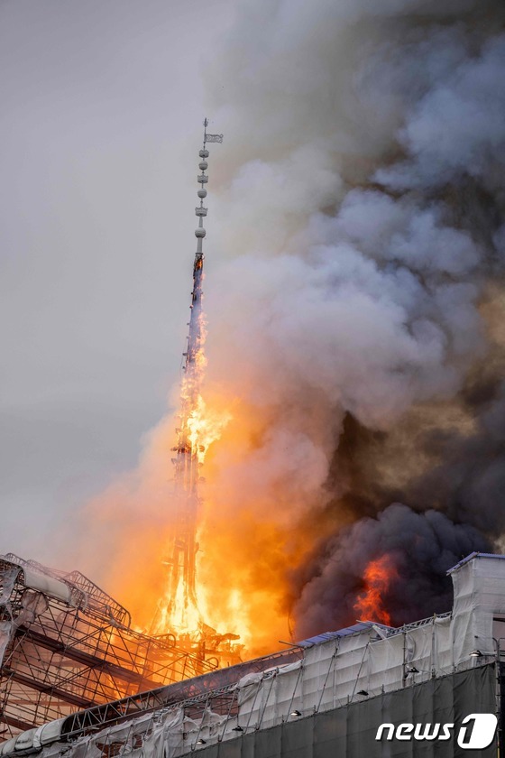 [사진] 불길 휩싸인 옛 덴마크 증권거래소 건물과 첨탑