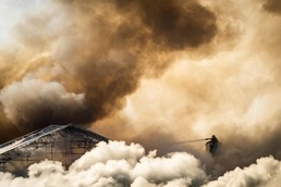 [사진] 화재 발생해 연기 덮인 옛 덴마크 증권거래소 건물