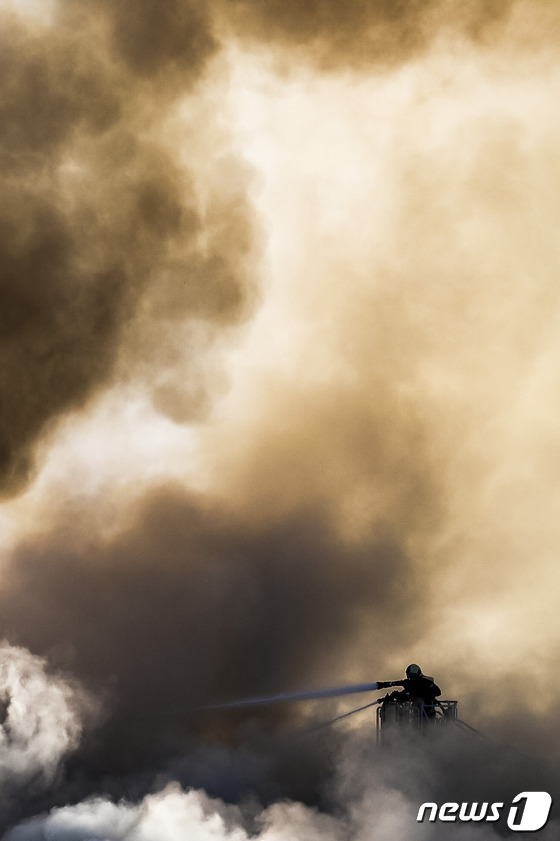 [사진] 옛 덴마크 증권거래소 건물 화재 진화하는 소방대원