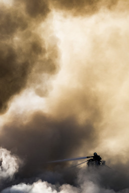 [사진] 옛 덴마크 증권거래소 건물 화재 진화하는 소방대원
