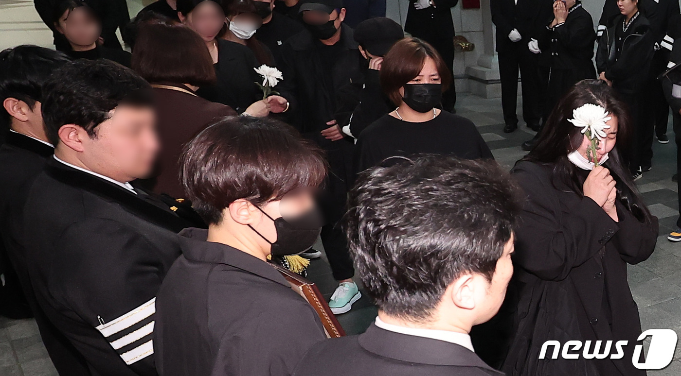 (서울=뉴스1) 김성진 기자 = 17일 오전 서울 송파구 서울아산병원 장례식장에서 ‘슈퍼스타K2’ 출신 가수 고(故) 박보람의 발인이 엄수된 가운데 배우 고은아와 가수 자이언트핑크 …