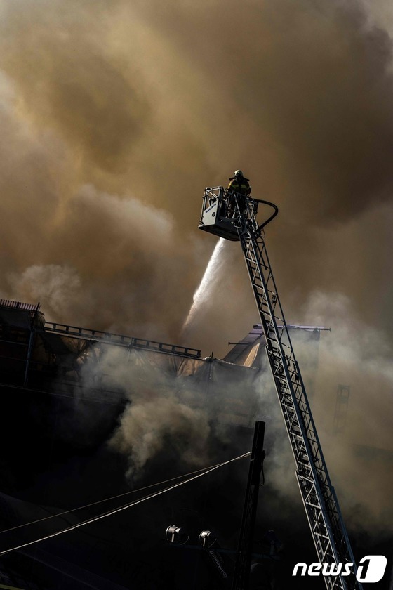 [사진] 옛 덴마크 증권거래소 건물 불 끄는 소방대원