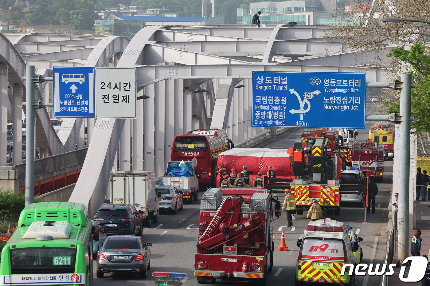 17일 오전 서울 한강대교 노량진 방면에서 신원을 알 수 없는 남성이 교량 위에 올라가 소동을 벌이면서 출근길 정체가 빚어지고 있다. 2024.4.17/뉴스1 ⓒ News1 김도우 기자