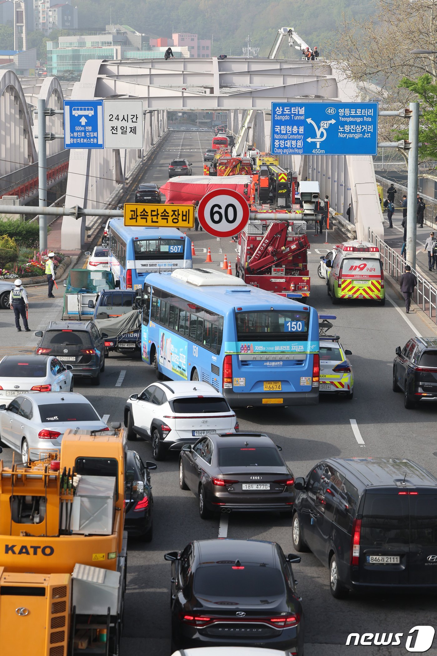 본문 이미지 - 17일 오전 서울 한강대교 노량진 방면에서 신원을 알 수 없는 남성이 교량 위에 올라가 소동을 벌이면서 출근길 정체가 빚어지고 있다. 2024.4.17/뉴스1 ⓒ News1 김도우 기자