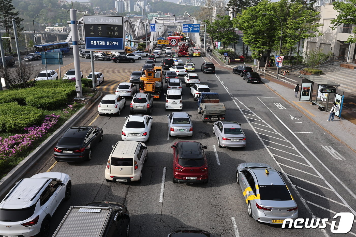 17일 오전 서울 한강대교 노량진 방면에서 신원을 알 수 없는 남성이 교량 위에 올라가 소동을 벌이면서 출근길 정체가 빚어지고 있다. 2024.4.17/뉴스1 ⓒ News1 김도우 기자