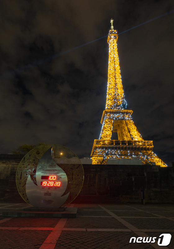 파리올림픽 100일 앞으로… 자정 알리는 에펠탑