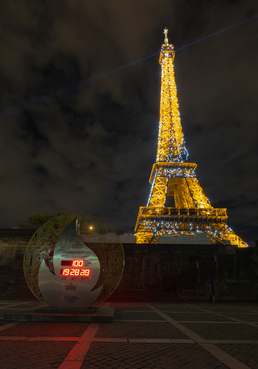 파리올림픽 100일 앞으로… 자정 알리는 에펠탑