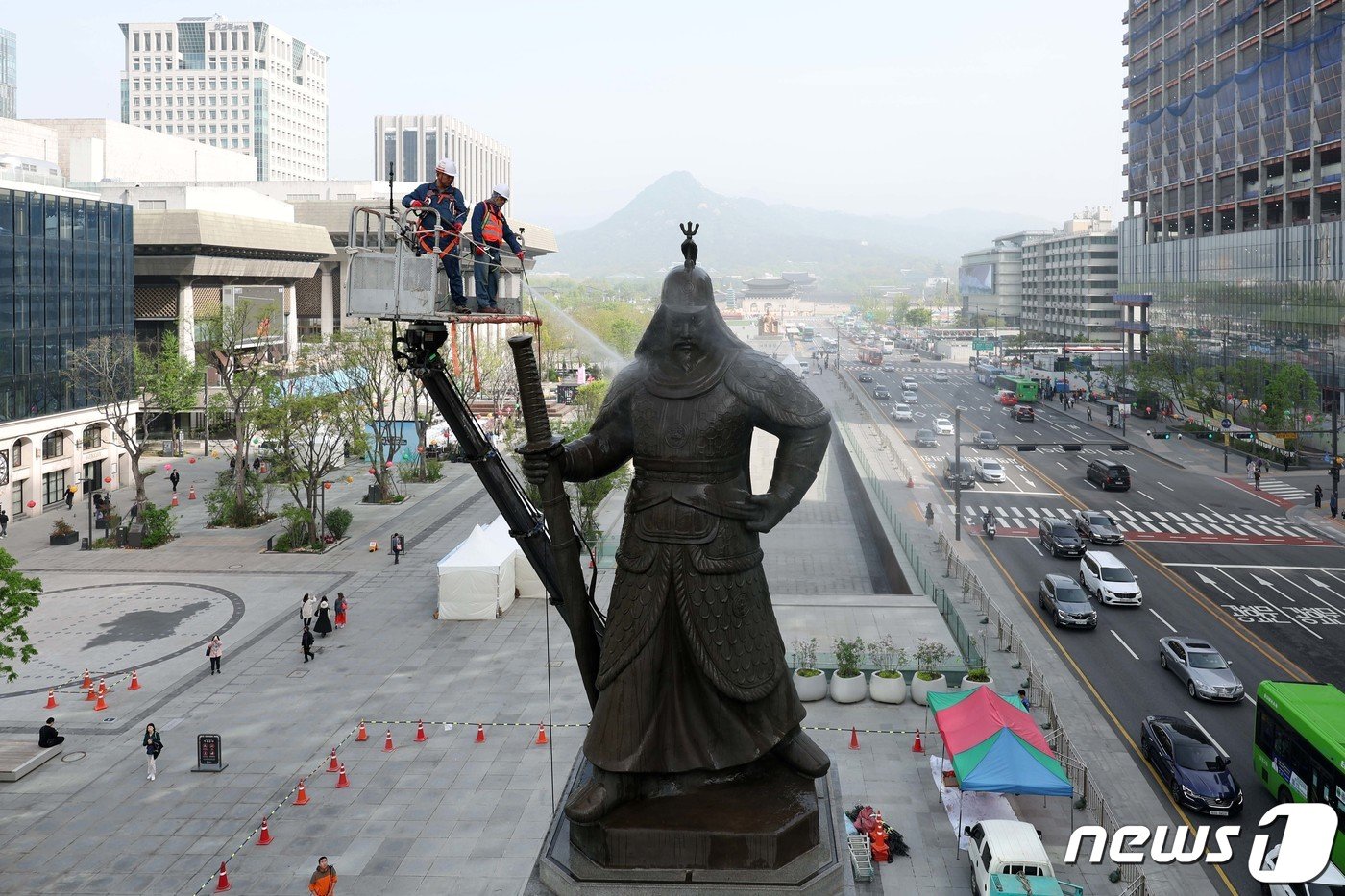 본문 이미지 - 17일 오전 서울 광화문광장에서 서울시 관계자들이 이순신 장군 동상을 세척하고 있다. (공동취재) 2024.4.17/뉴스1 ⓒ News1 박지혜 기자