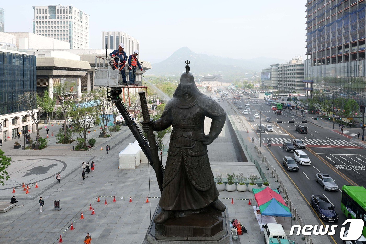 17일 오전 서울 광화문광장에서 서울시 관계자들이 이순신 장군 동상을 세척하고 있다. &#40;공동취재&#41; 2024.4.17/뉴스1 ⓒ News1 박지혜 기자