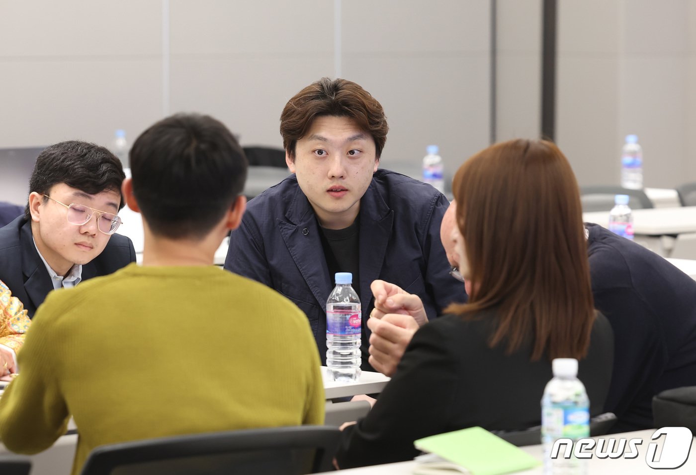 본문 이미지 - 박단 대한전공의협의회 비상대책위원장이 17일 오전 서울 용산구 대한의사협회에서 열린 세계의사회&#40;WMA&#41; 산하 세계젊은의사협의체&#40;JDN&#41; 회의에서 참석자들과 토론하고 있다. 2024.4.17/뉴스1 ⓒ News1 김민지 기자