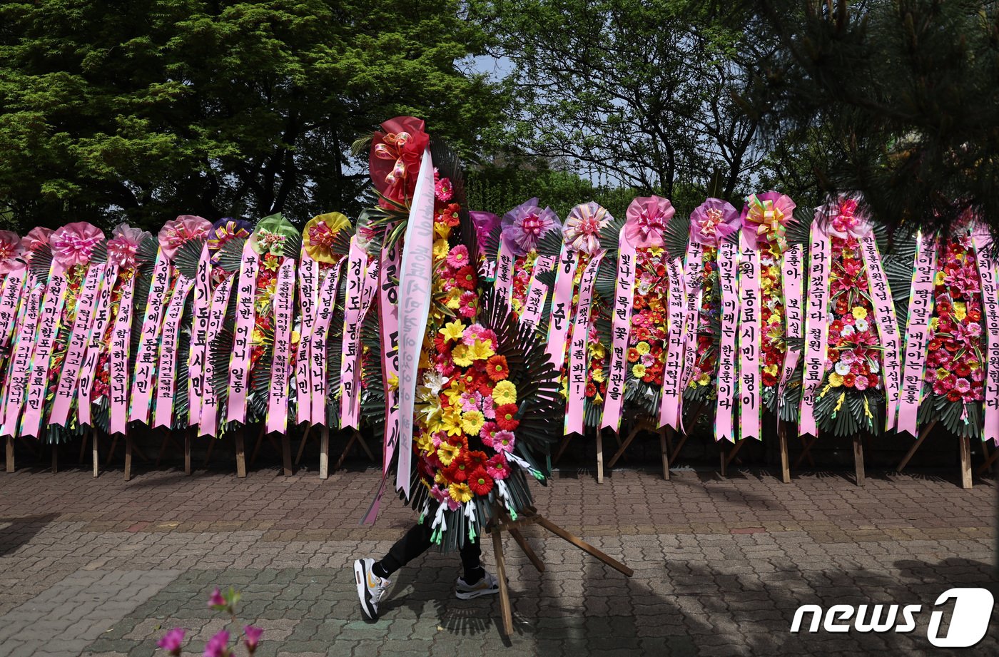 17일 오전 서울 여의도 국회 헌정회관 앞에 한동훈 국민의힘 전 비상대책위원장의 지지자들이 설치한 응원화환들이 놓여 있다. 2024.4.17/뉴스1 ⓒ News1 구윤성 기자